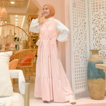 Note: - Warna produk pada model memiliki tone warna yang lebih terang karena faktor pencahayaan saat pemotretan - Warna real produk dapat dilihat pada foto detail produk